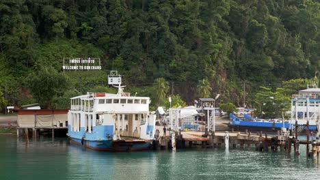 Blick-Aus-Der-Ersten-Person-Auf-Eine-Fähre,-Die-Auf-Der-Insel-Koh-Chang,-Thailand,-Ankommt