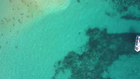 Das-Unglaublich-Klare-Türkisfarbene-Wasser-Vor-Der-Küste-Der-Insel-Comino-Auf-Malta-In-Der-Blauen-Lagune