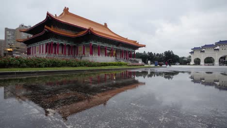 Pfützenreflexion-Aus-Der-Bibliothek-Für-Darstellende-Künste-Des-Nationaltheaters-Und-Der-Konzerthalle-Am-Liberty-Square-In-Taipei,-Taiwan-–-Langsame-Neigung