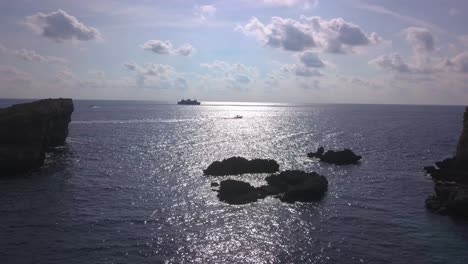 Das-Licht-Des-Sonnenuntergangs-Spiegelt-Sich-Auf-Dem-Wasser-Des-Mittelmeers,-Während-Boote-Die-Glitzernde-Meeresoberfläche-überqueren