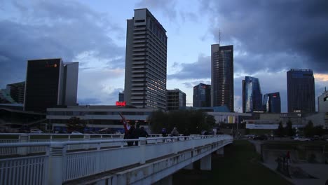 Weiße-Brücke-Mit-Skyline-Und-Wolkenkratzern-In-Der-Hauptstadt-Vilnius,-Litauen,-Baltikum,-Europa