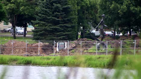 Minicargador-Mini-Cargador-Bobcat-Works-with-a-Bucket-at-the-River