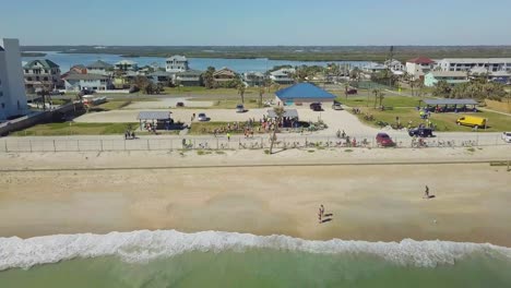 Vuelo-De-Drones-Cerca-De-Una-Playa-Floridana-Con-Turistas-Y-Hoteles