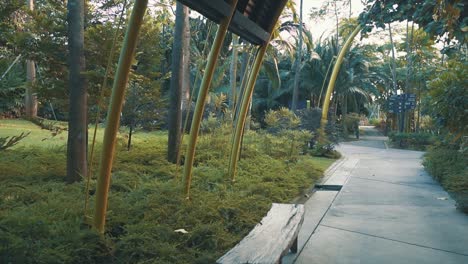 Una-Pasarela-En-Los-Jardines-Junto-Al-Parque-De-La-Bahía-En-Singapur-Por-La-Noche