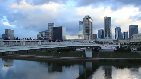 Weiße-Brücke-Mit-Skyline-Und-Wolkenkratzern-In-Der-Hauptstadt-Vilnius,-Litauen,-Baltikum,-Europa