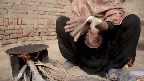 Una-Dama-Prepara-Pan-Roti-Paquistaní---Luego-Lo-Coloca-En-Una-Estufa-De-Fuego---Sartén