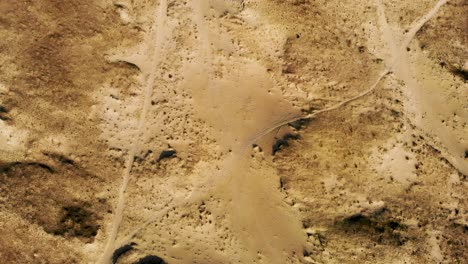 Aérea:-Elevando-Muy-Alto-Sobre-Las-Dunas-De-Arena-Muerta