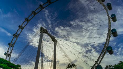 Dolly-Fuera-De-La-Rueda-De-La-Fortuna-De-Singapore-Flyer-En-La-Tarde