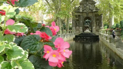 Una-Hermosa-Vista-De-La-Fuente-Medici-En-Los-Jardines-De-Luxemburgo-En-París