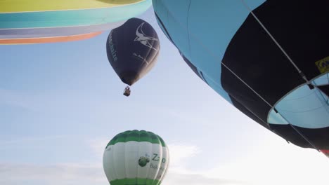 Schieben-Sie-Die-Ballons-Nach-Vorne,-Um-Einen-Bereits-Gestarteten-Ballon-Freizulegen