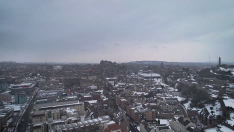 Tomando-Un-Vuelo-Corto-Sobre-La-Histórica-Capital-Escocesa,-Edimburgo