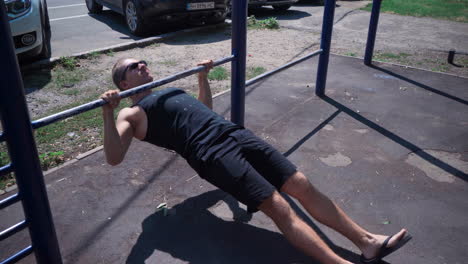 Man-working-out-in-street-gym