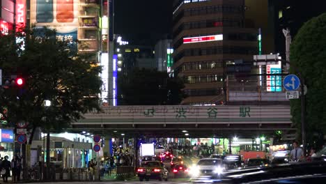 Coches-Que-Pasan-Por-El-Famoso-Cruce-De-Shibuya-En-Tokio,-Japón