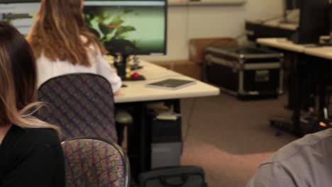 Estudiantes-Trabajando-En-Una-Tarea-En-El-Laboratorio-De-Computación