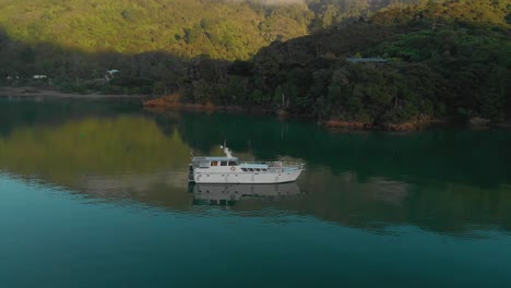 Cámara-Lenta---Vuelo-Aéreo-Matutino-Alrededor-De-Un-Crucero-Anclado-En-La-Bahía-En-Los-Sonidos-De-Marlborough,-Nueva-Zelanda