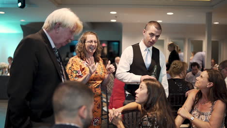 Gruppe-Von-Menschen,-Die-Während-Einer-Hochzeit-Lachen-Und-Reden