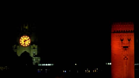 Torre-De-Reloj-Iluminada-Del-Edificio-Del-Hígado