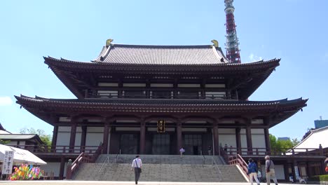 Templo-Zojo-ji,-Torre-De-Tokio-Y-Gente-Caminando-Hacia-El-Templo-Zojo-ji