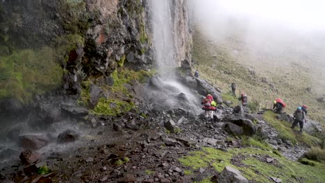 Gente-Caminando-Cerca-De-Una-Cascada-En-El-Hermoso-Volcán-Iztaccihuatl-En-México-En-Una-Caminata-A-Unos-4.400-Metros-Sobre-El-Nivel-Del-Mar