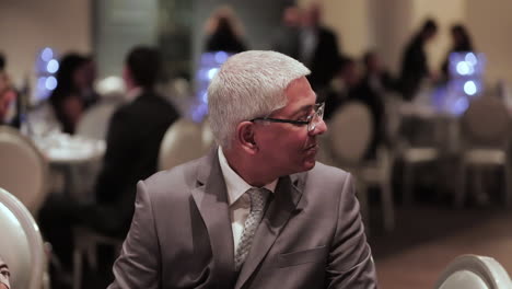 Hombre-Indio-En-Un-Traje-Gris-Viendo-Una-Recepción-De-Boda