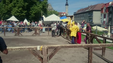 Torneo-De-Caballeros-De-Los-Días-Medievales-De-Tallin.-Luchar-Con-Espadas