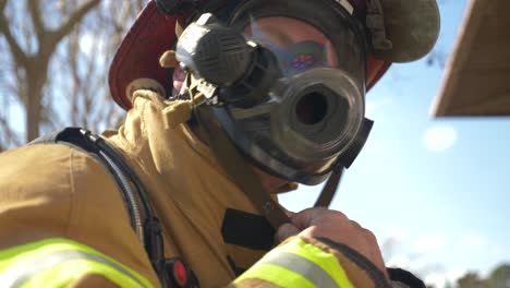 El-Bombero-Se-Pone-El-Casco-De-Bombero-Para-Estar-Listo-Para-Combatir-Un-Incendio