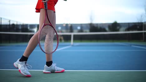 Una-Mujer-Haciendo-Su-Rutina-Previa-Al-Servicio-Antes-De-Comenzar-Su-Partido-De-Tenis