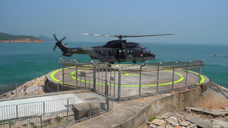 Helicóptero-Del-Servicio-De-Vuelo-Del-Gobierno-De-Hong-Kong-Acercándose-Y-Aterrizando-En-El-Helipuerto-De-La-Isla-De-Cheung-Chau