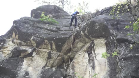 Escalador-Masculino-Escalando-La-Montaña-En-Un-Día-Soleado