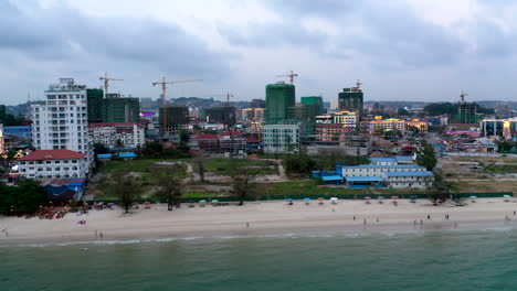 Imágenes-Aéreas-De-Drones-Sobrevolando-La-Playa-De-Sihanoukville-En-Camboya