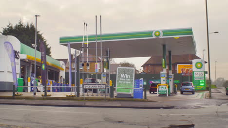 Establecimiento-De-Una-Estación-De-Servicio-De-Gasolina-Con-Una-Tienda-De-Conveniencia-En-Un-Suburbio-De-Londres