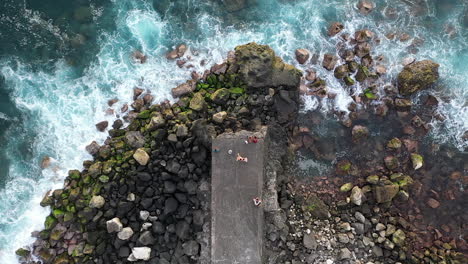 Wellen,-Die-Gegen-Das-Ende-Eines-Piers-In-Saint-Pierre,-La-Réunion-Schlagen