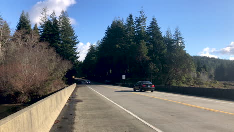 Der-Pacific-Highway-101-In-Der-Nähe-Von-Coos-Bay,-Oregon,-Ist-Eine-Stark-Befahrene-Reiseroute