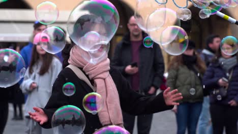 Joven-Asiática-Feliz-Jugando-Con-Pompas-De-Jabón-Por-Un-Artista-Callejero-En-La-Plaza-Principal-De-Praga