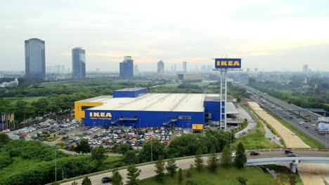 Dron-Aéreo-Dolly-En-O-Empuje-O-Moviéndose-En-Tiro-De-Ikea-Alam-Sutera-En-Un-Día-Soleado