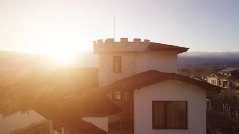 Schönes-Haus-In-Form-Einer-Burg,-Aufgenommen-Bei-Sonnenuntergang