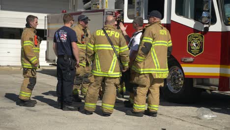 Los-Bomberos-Se-Reúnen-Para-Hablar-Sobre-Un-Ejercicio-De-Capacitación-En-Respuesta-A-Emergencias-Que-Realizarán