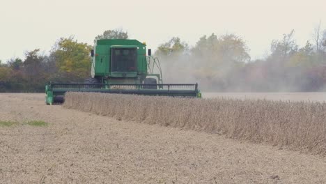 Una-Cosechadora-Maximizadora-John-Deere-9600-Cosechando-Soja-En-Una-Granja