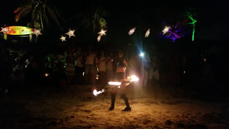 Weibliche-Varieté-Künstlerin-Führt-Vor-Publikum-Eine-Feuershow-Am-Strand-Auf