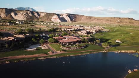 Un-Dron-Voló-Hacia-Atrás-Y-Mostró-A-Una-Multitud-De-Personas-En-Una-Boda-En-El-Campo-De-Golf-Ledges