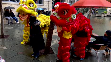 Chinesische-Drachen-Posieren-Mit-Gästen-Im-Einkaufszentrum-Rivercenter-Für-Das-Concucius-Laternenfest-In-4k30fps-Zeitlupe