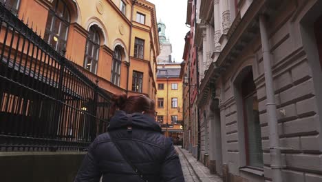 Mujer-Caminando-Por-Una-Calle-Estrecha-En-Estocolmo