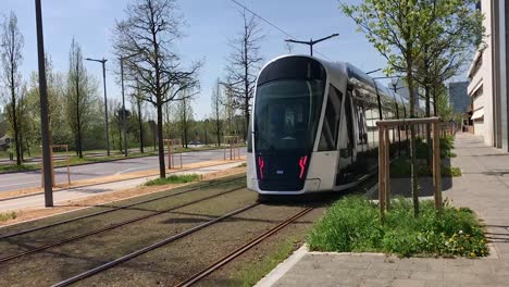 Die-Neue,-Moderne-Café-Straßenbahn-Am-Kirchberg-In-Luxemburg-Stadt