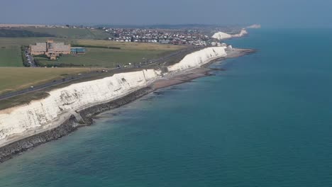 Amplia-Vista-Aérea-De-La-Carretera-Costera-A259-Cerca-De-Brighton,-Con-El-Edificio-De-Veteranos-Ciegos-Del-Reino-Unido-Cerca-De-Rottingdean,-Acantilados-De-Tiza-Y-Costa