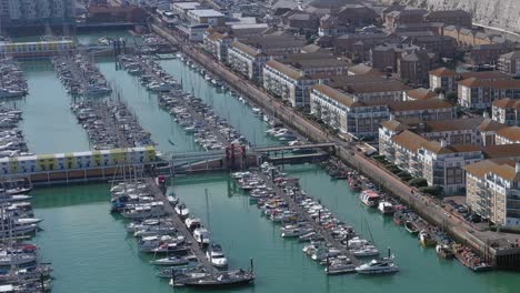 Vista-Aérea-De-Veleros-Amarrados---Yates-En-El-Puerto-Deportivo-De-Brighton,-En-La-Costa-Sur-Del-Reino-Unido