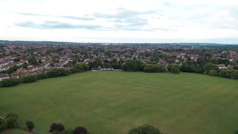 Vista-Aérea-Desde-El-Terreno-Recreativo-De-Kenton-En-Harrow,-Al-Noroeste-De-Londres