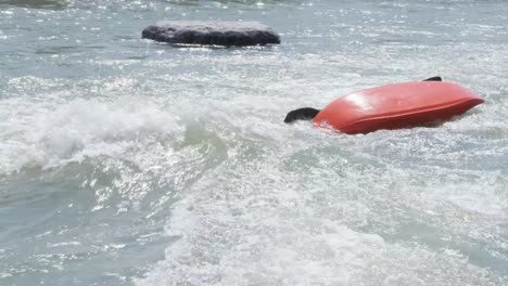 Un-Kayakista-De-Aguas-Bravas-Surfea-Una-Pequeña-Ola-De-Río