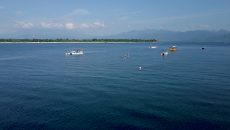 Fliegen-Durch-Segelboote-In-Der-Nähe-Von-Wasser-In-Asien