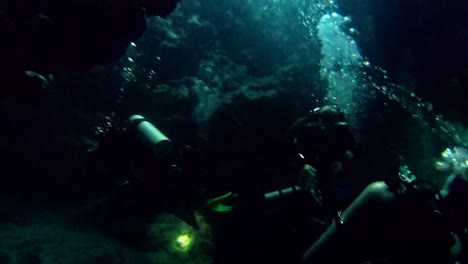 Bucear-En-Rincones-Oscuros-Del-Arrecife-De-Coral