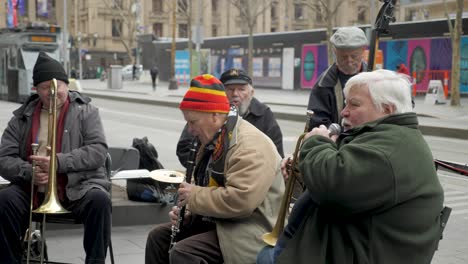 Eledery-Group-Busking---Straßenperformance-In-Melbourne-Cbd-Eine-Gruppe-Von-Straßenmusikanten